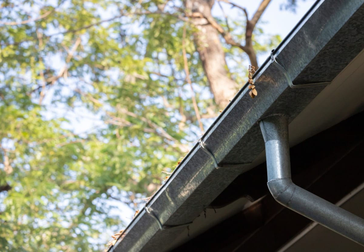 Réparation de gouttières dans les environs de Pau